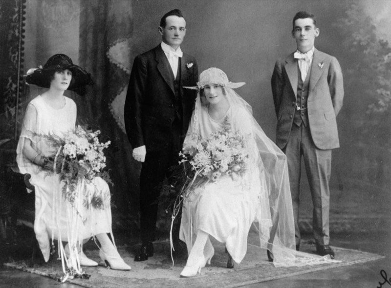 Retrato de estudio de unos novios con sus testigos, fotografía de archivo de los años veinte