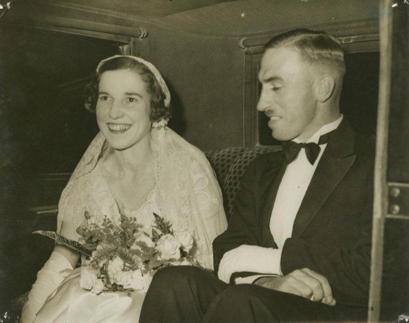 Pareja de recién casados sonriendo en un coche, fotografía de archivo de 1933